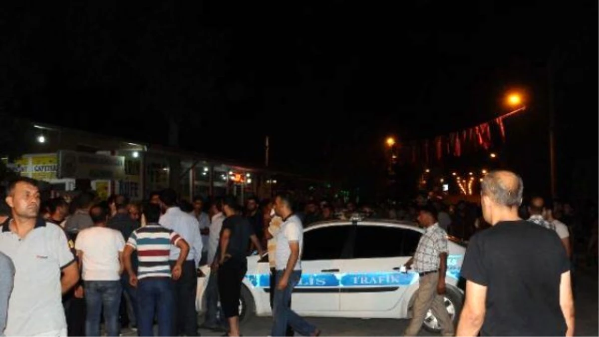 Akçakale\'de Yollar Kapatıldı, Halk Meydanda Toplandı