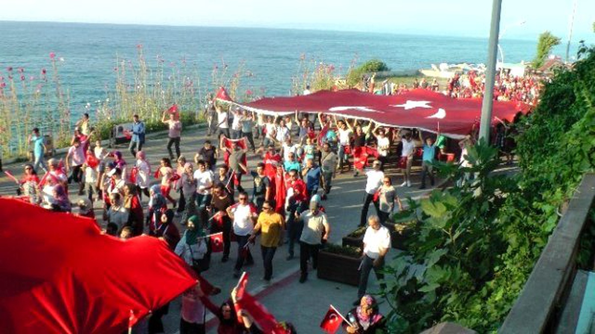 Akçakoca\'da 10 Bin Kişi Birlik Beraberlik İçin Yürüdü