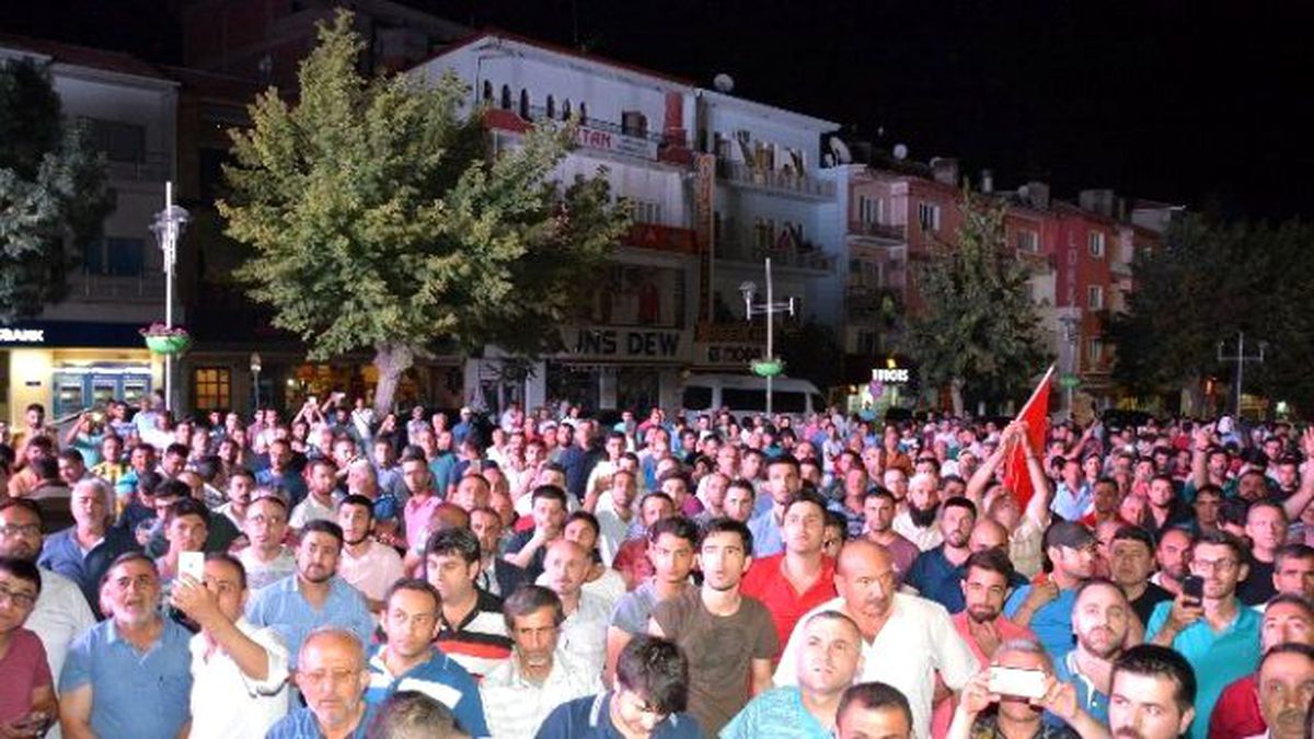 Aksaray\'da Darbe Girişimine Karşı Vatandaş Sokağa Döküldü
