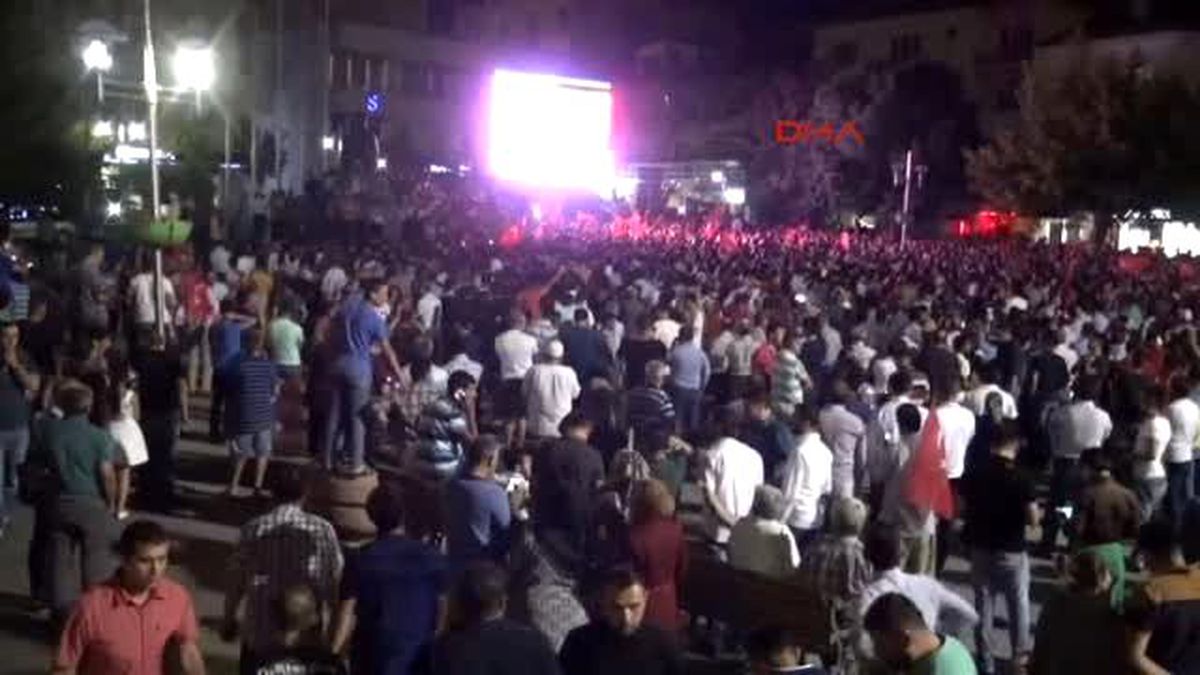 Aksaray\'da Halk Darbe Girişimine Karşı Meydanlarda Toplandı