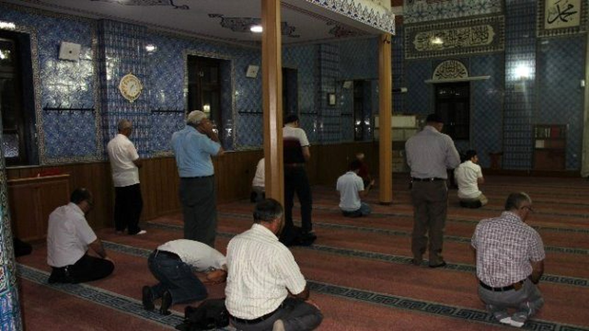 Aksaray\'da Vatandaşlar Camide Namaz Kılıp Dua Etti