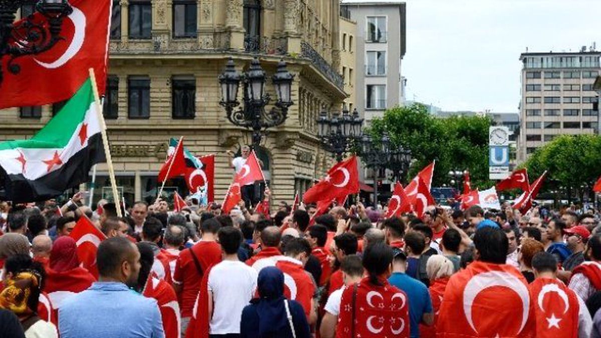Almanya\'daki Türklerden Darbecilere Tepki
