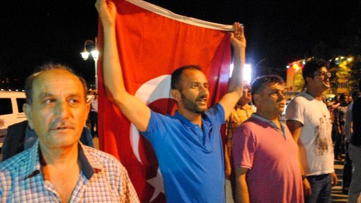 Amasyalılar Darbe Girişimine Karşı Sokağa Döküldü