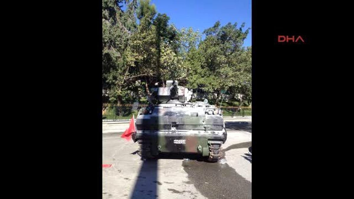 Ankara\'da Tanklar Araçları Ezdi, Emniyet Binası Saldırıya Uğradı