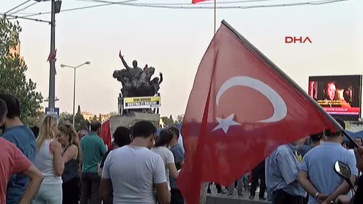 Antalya-Vatandaşlar Meydanda Nöbet Tuttu