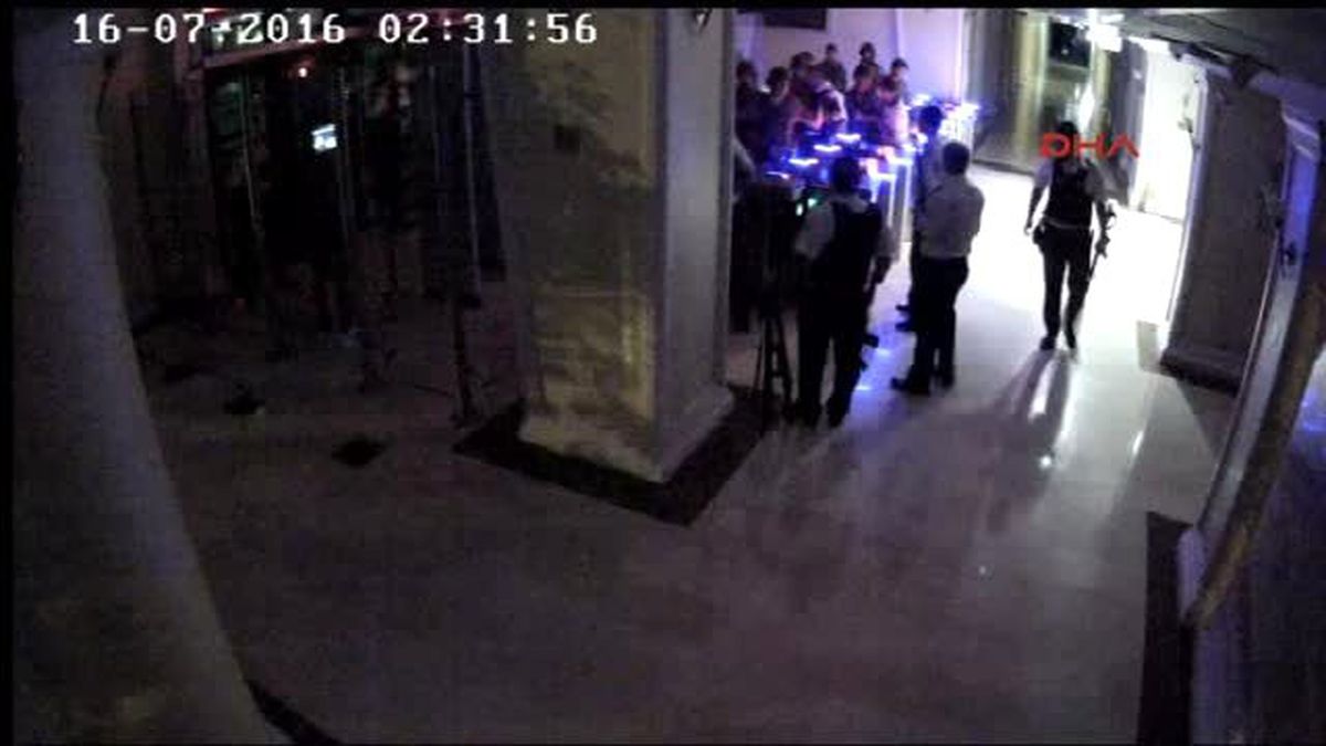 Askerler Turnikeden Silahlarını Bırakarak Geçtiler