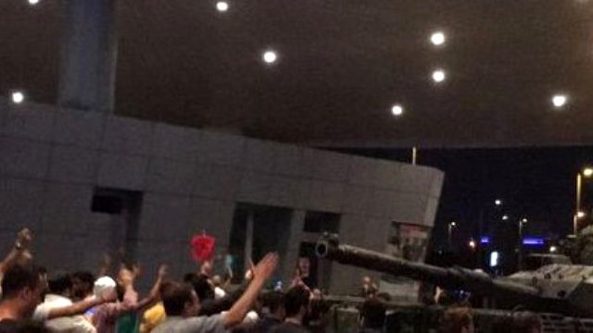 Atatürk Havalimanı\'ndaki Darbeci Askerlere Halk "Dur" Dedi