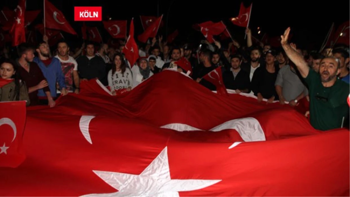 Avrupalı Türkler Hep Bir Ağızdan Haykırdı: Türkiye\'de Darbe İstemiyoruz