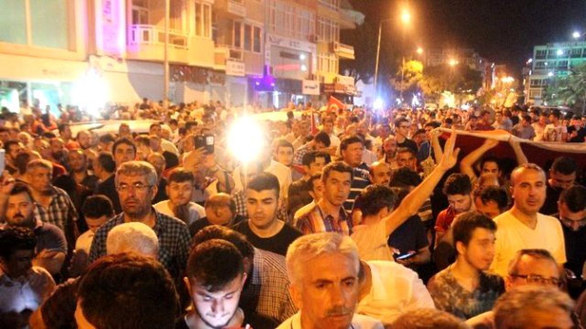 Aydın\'da Halk Sokağı Terk Etmiyor