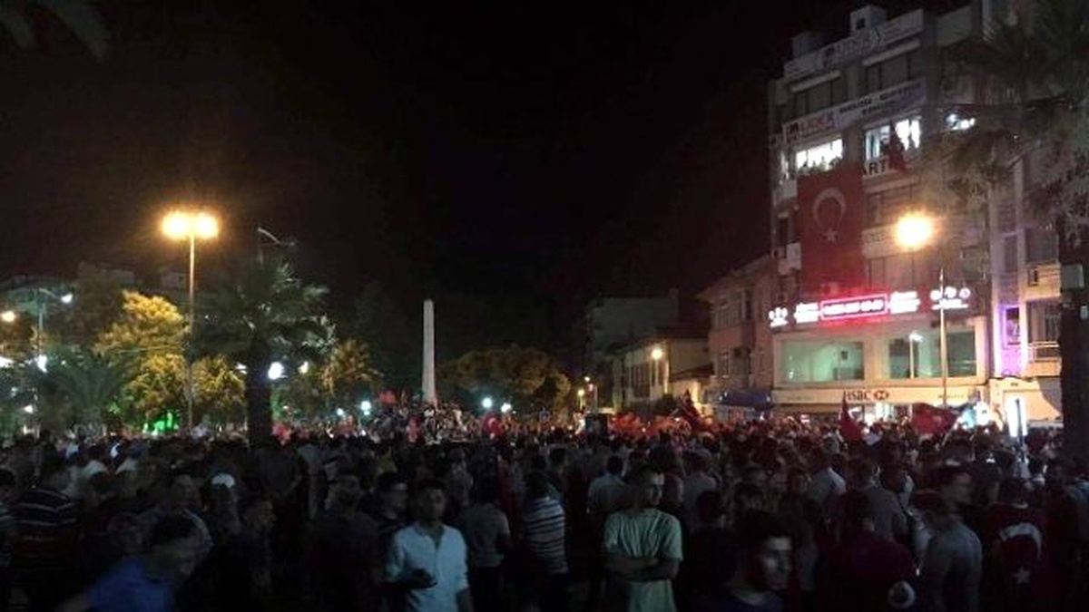 Aydın\'da Vatandaş Darbe Girişimine Karşı Sokağa Döküldü