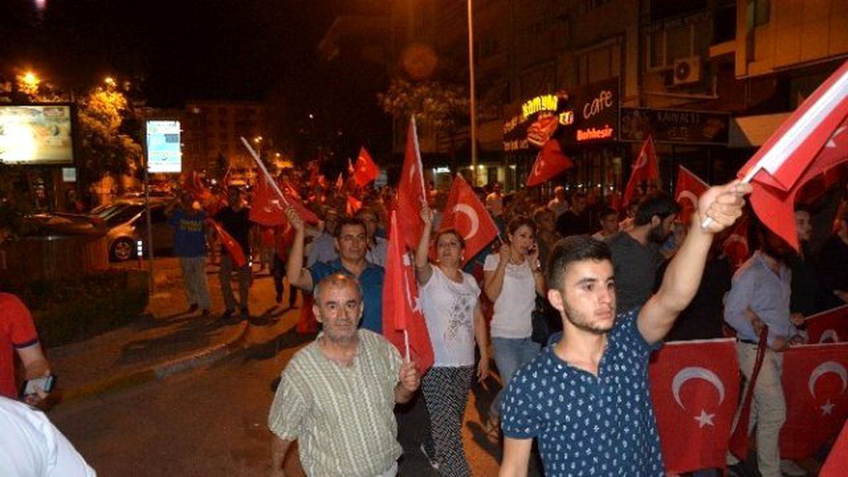 Balıkesir\'de \'Asker Kışlaya\' Sesleri