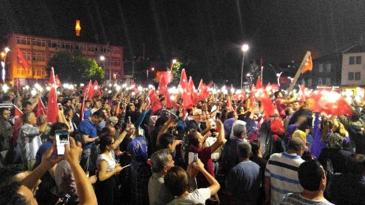 Bartın\'da Vatandaşlar Meydanlara Akın Etti