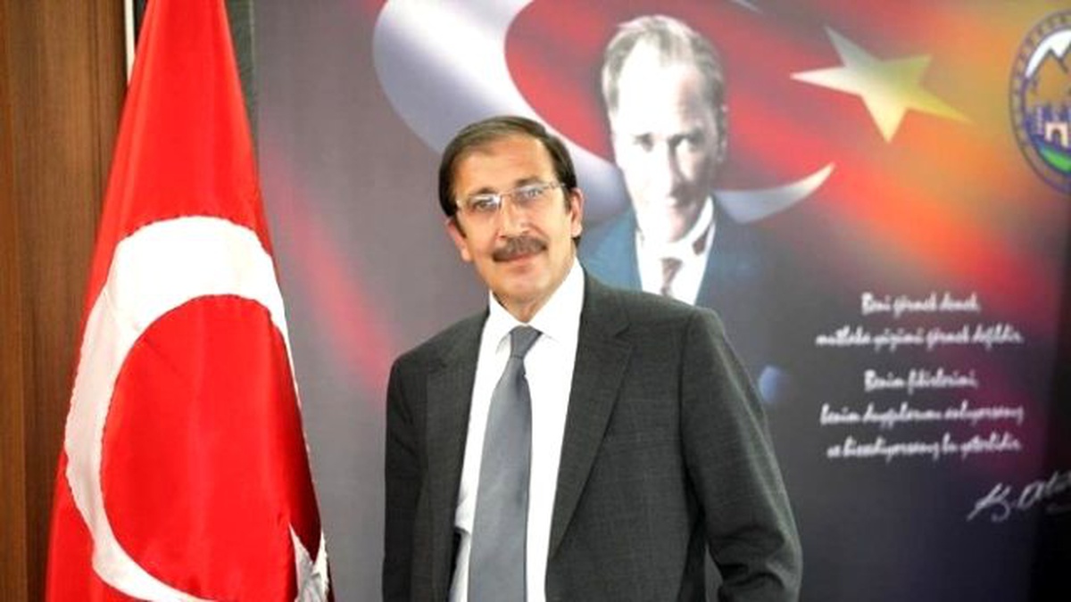 Başkan Bulutlar, "Dim Dik Ayaktayız ve Demokrasimize Sahip Çıkıyoruz"