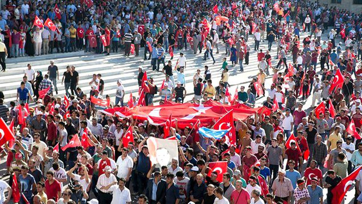 Bayrağını Kapan Vatandaşlar TBMM'nin Bahçesine Koştu