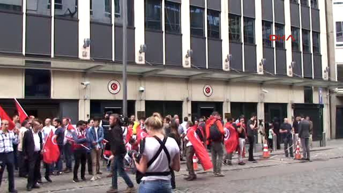 Belçika\'da Türkiye\'ye Destek Gösterisi