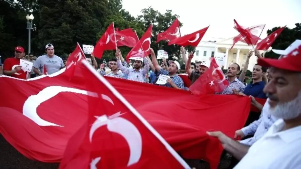 Beyaz Saray Önünde Darbe Girişimi Protestosu