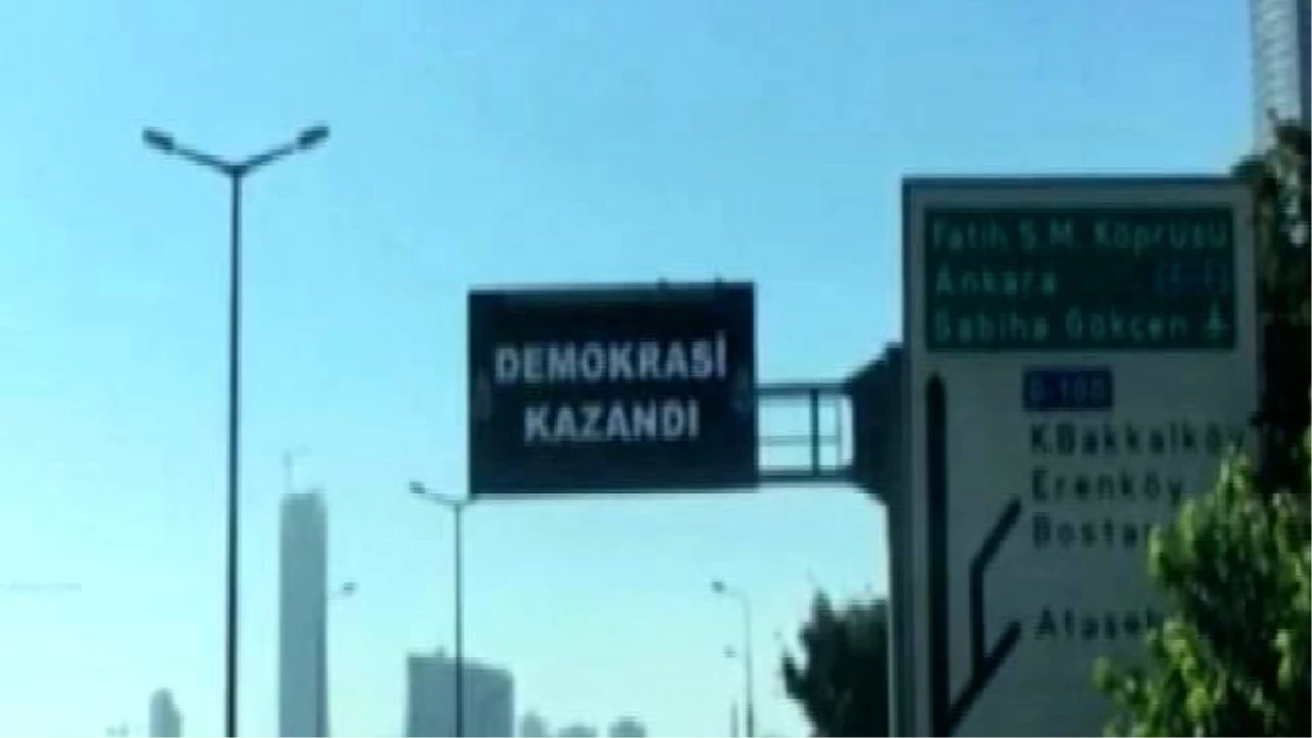 İstanbul\'da Bilgilendirme Ekranlarında "Demokrasi Kazandı" Yazısı