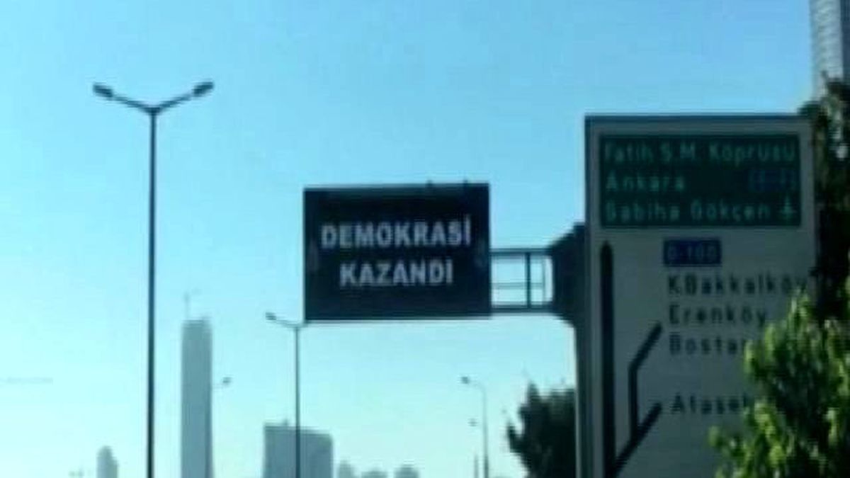 İstanbul'da Bilgilendirme Ekranlarında 'Demokrasi Kazandı' Yazısı
