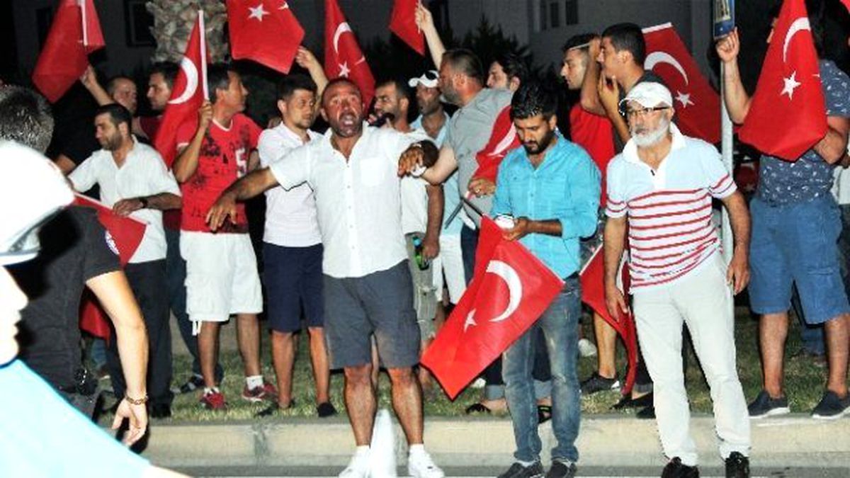 Bodrum\'da Vatandaşlar İlçe Emniyet Müdürlüğü\'nün Önünde Toplandı
