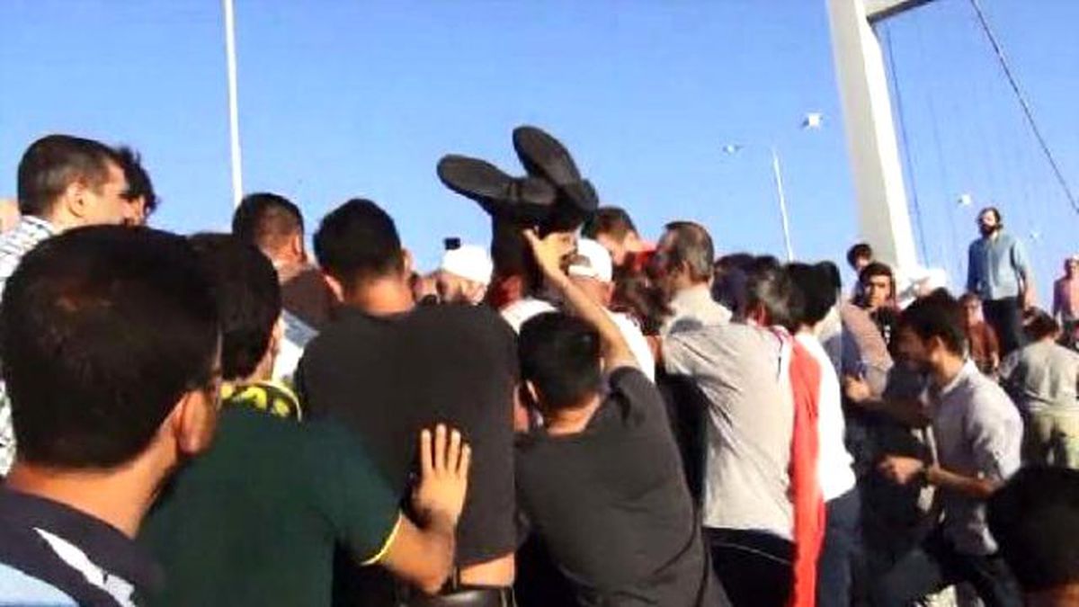 Boğaziçi Köprüsü\'nde Darbe Girişimcisi Asker, Linç Edilircesine Dövüldü