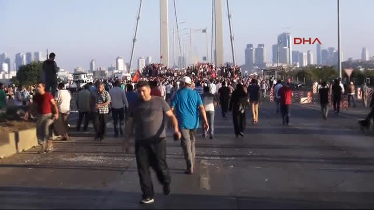 Boğaziçi Köprüsü\'nde Darbe Girişmcisi Asker Linç Edilircesine Dövüldü