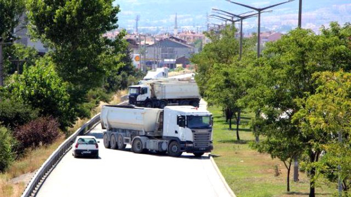 Bolu Belediyesi, Askeri Birliklerin Yollarını Barikatla Kapattı (2)