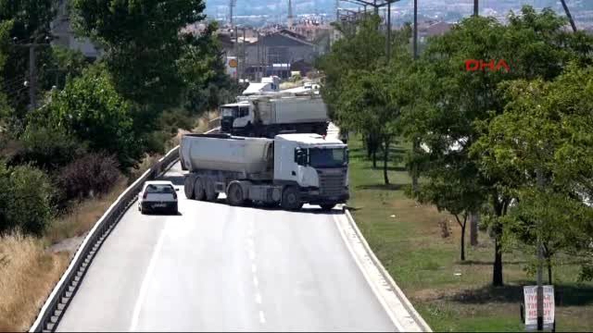 Bolu Belediyesi, Askeri Birliklerin Yollarını Barikatla Kapattı
