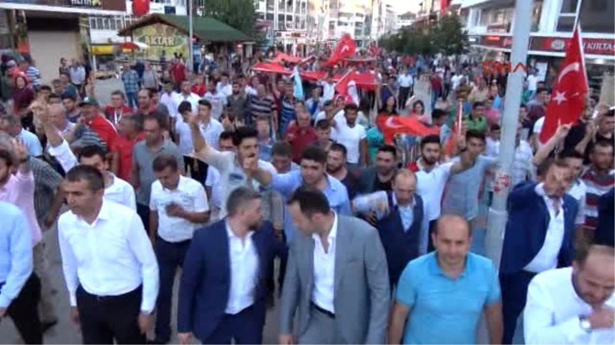 Bolu\'da Darbe Girişimine Türk Bayraklı Protesto