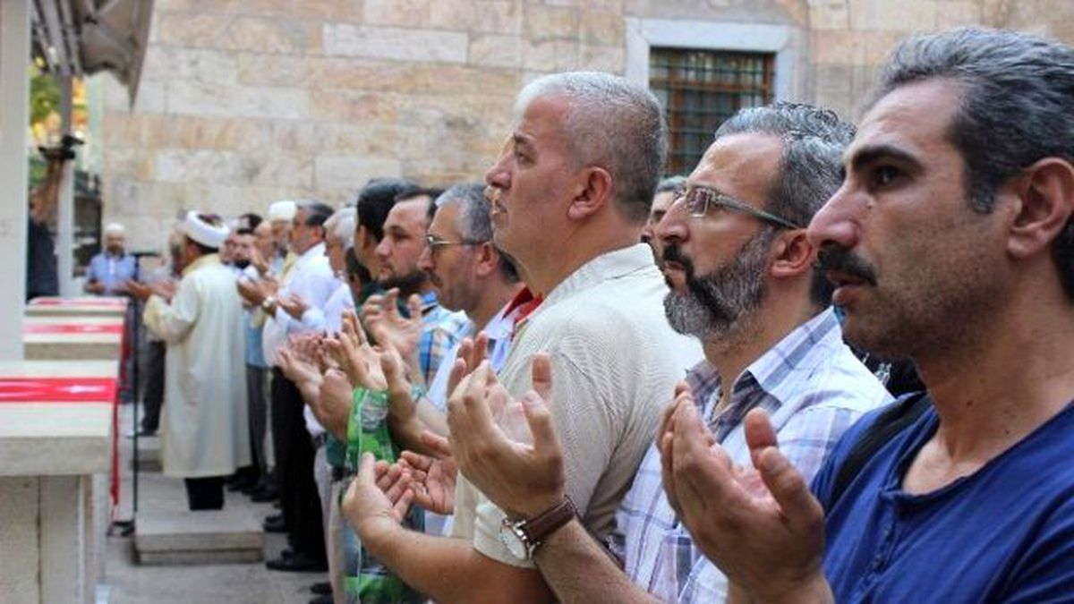 Bursa\'da Binler Hain Saldırıda Şehit Olanlar İçin Gıyabi Cenaze Namazı Kıldı