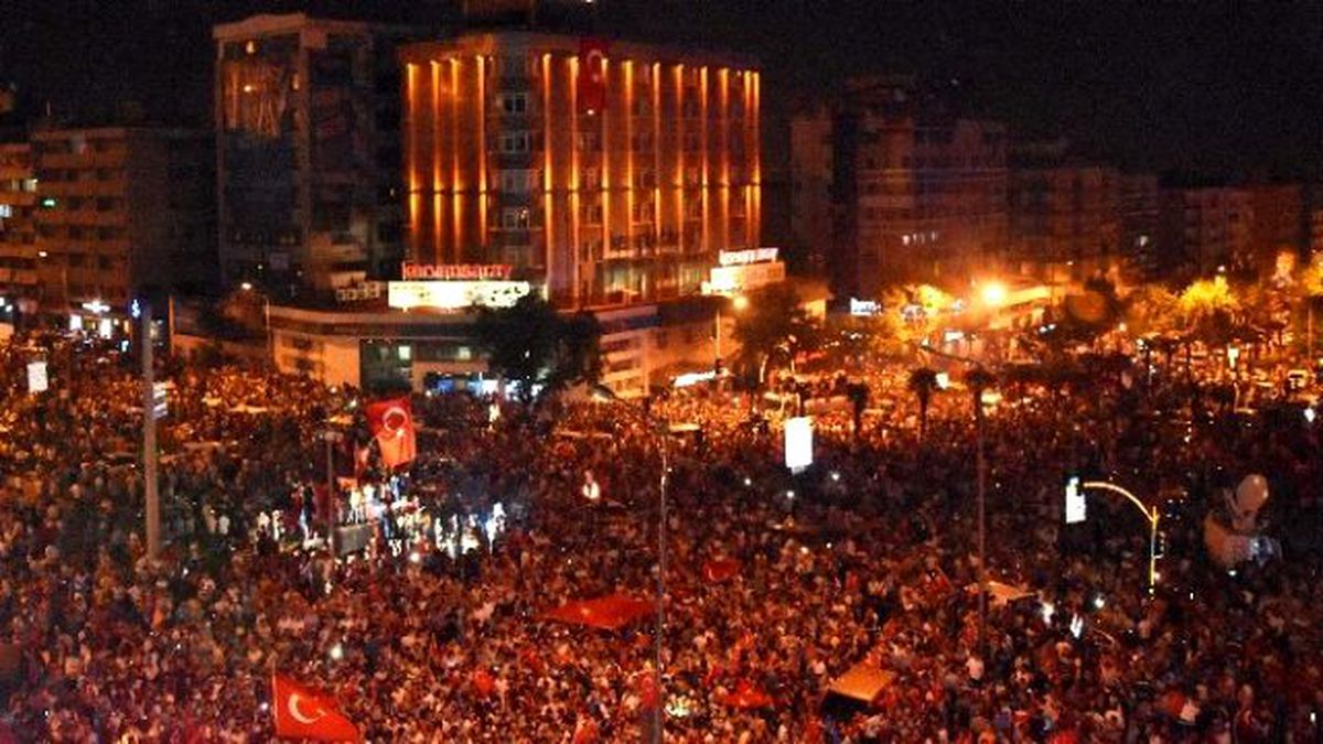 Bursa\'da Binlerce Kişi Sokaklara Döküldü