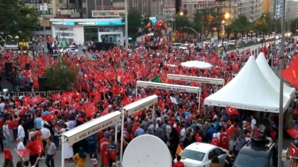 Bursa\'da Onbinler Meydanlara İndi