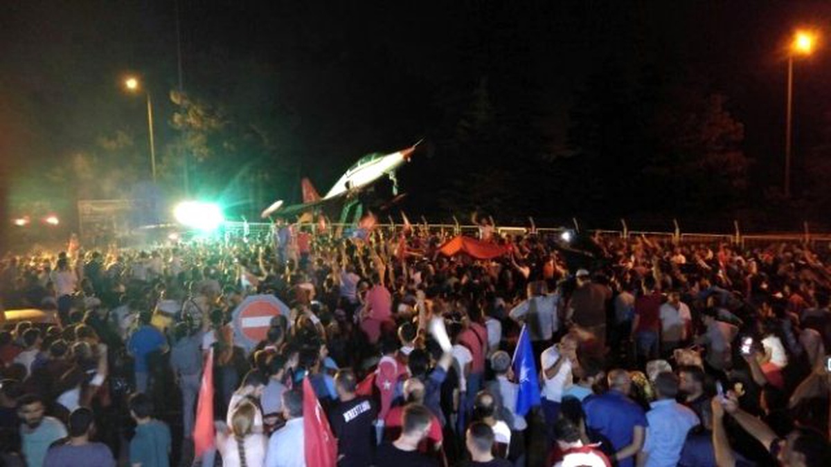 Bursa\'da Sokağa Dökülen Binlerce Vatandaş Hava Ulaştırma Okul Komutanlığı Önünde Toplanıp İçeriye...