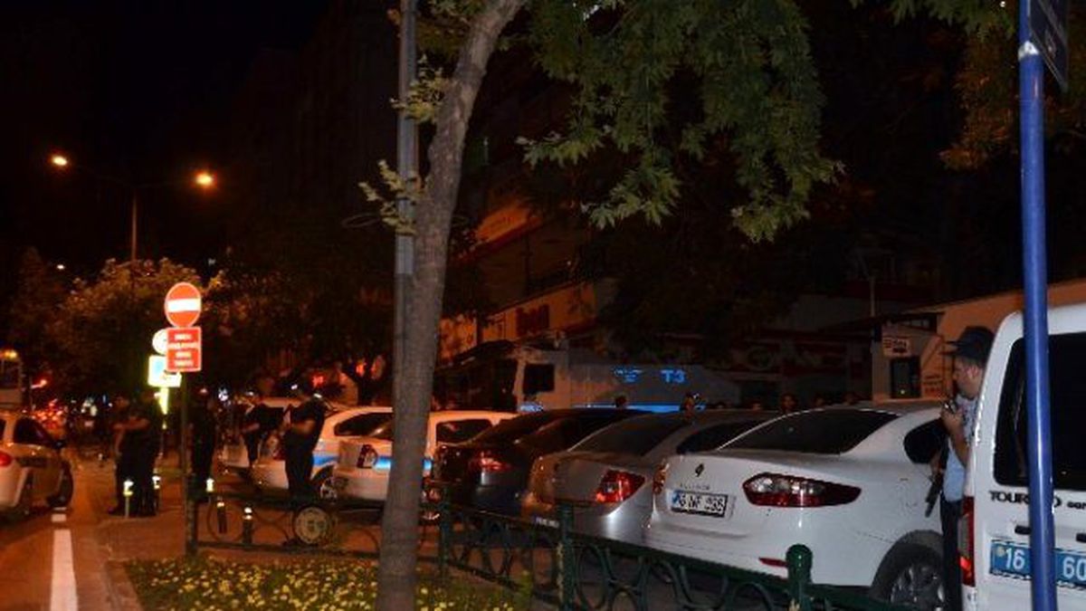 Bursa\'da Vatandaşlar Meydanlara İniyor