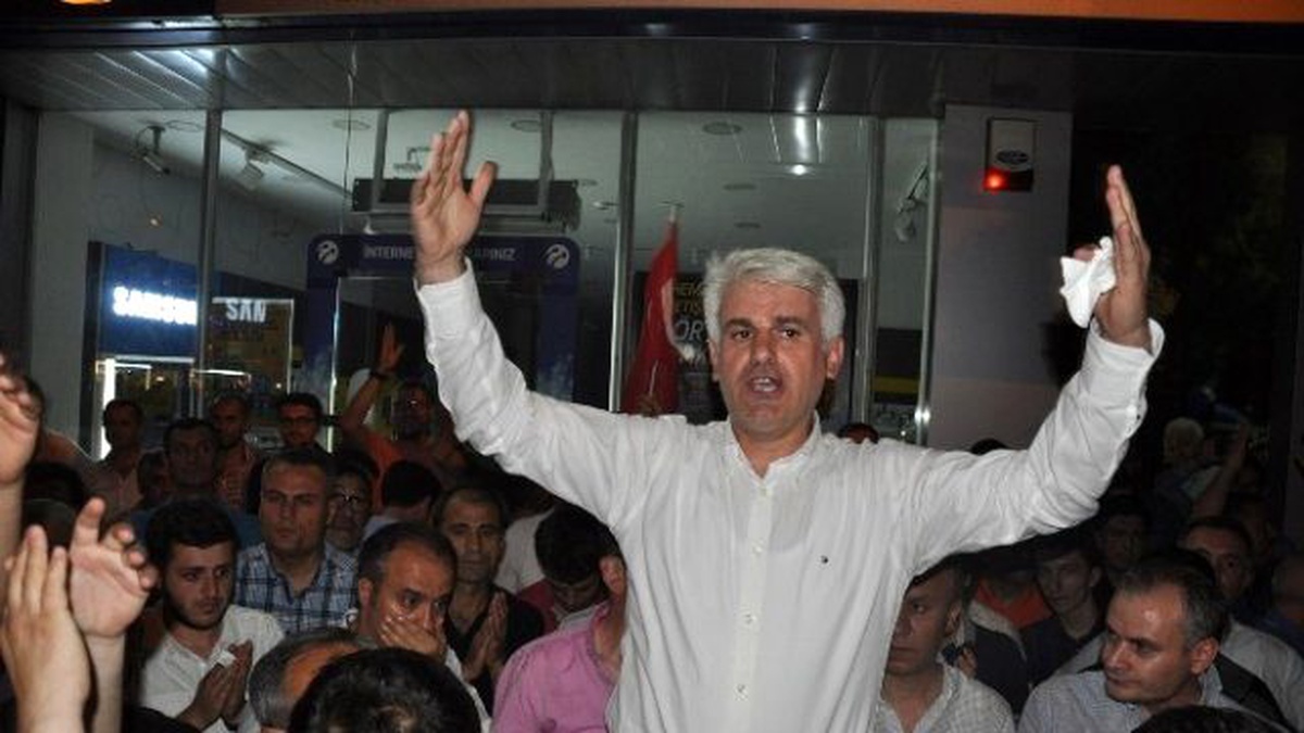 Bursalılar Askeri Kalkışmaya Karşı Sokakta