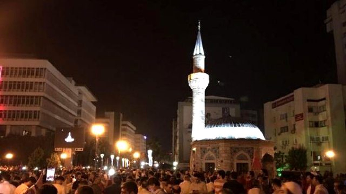 Camilerden Konak Meydanı\'nda Toplanma Çağrısı Yapıldı