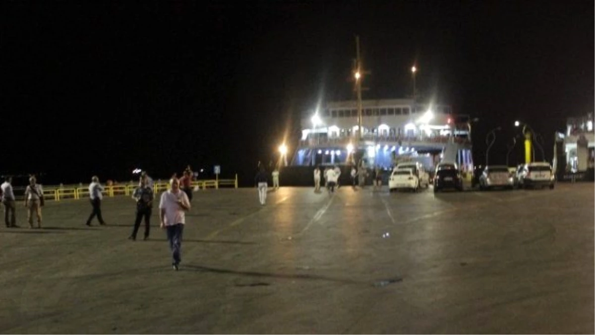 Çanakkale\'de Feribot Seferleri Durduruldu, Gemiler Limandan Uzaklaştırıldı