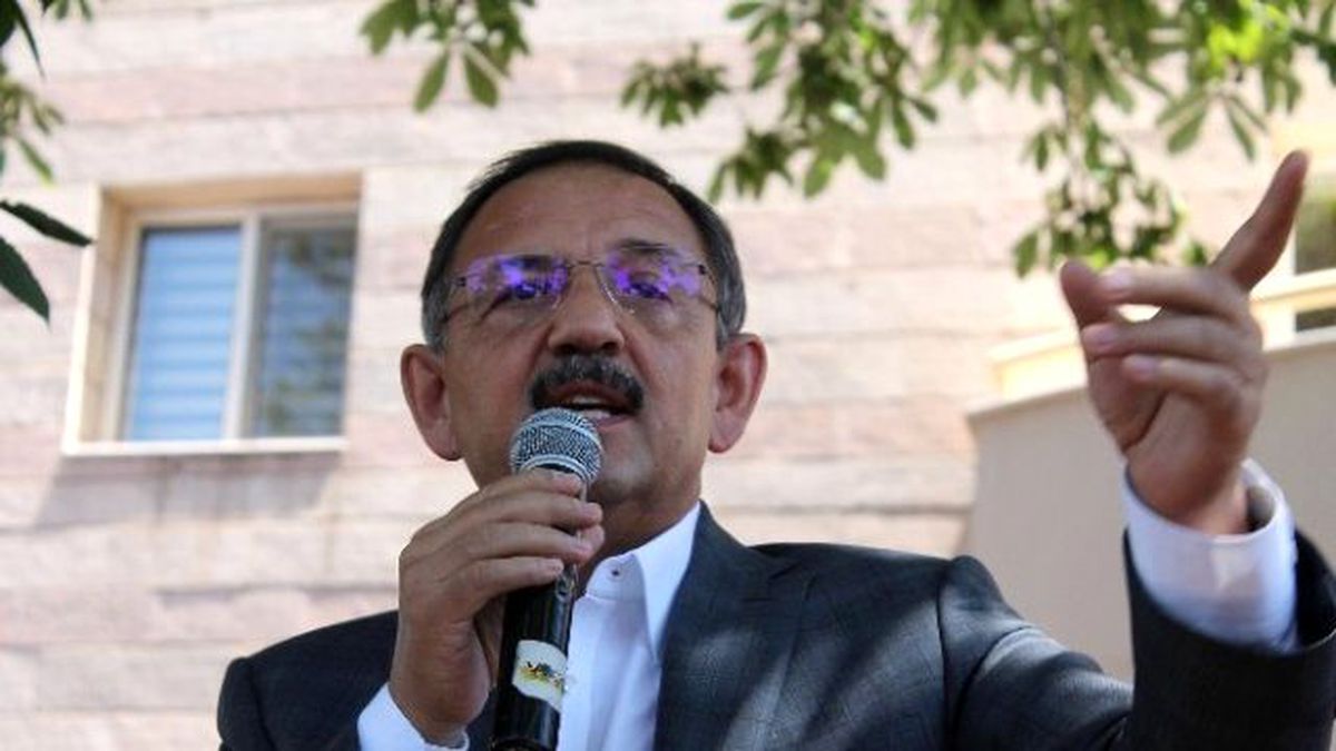 Çevre ve Şehircilik Bakanı Özhaseki, Valilik Binası Önünden Hemşehrilerine Seslendi