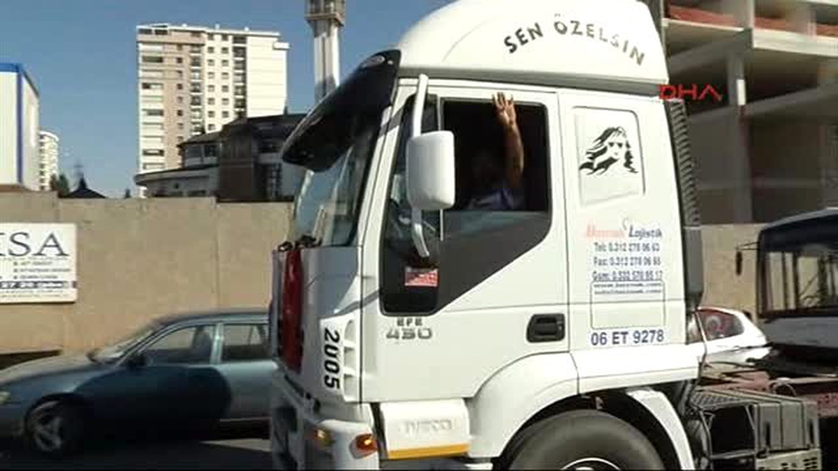 Cumhurbaşkanlığı Sarayı\'na Yakın Bir Bölge Savaş Uçakları Tarafından 2 Kez Bombalandı