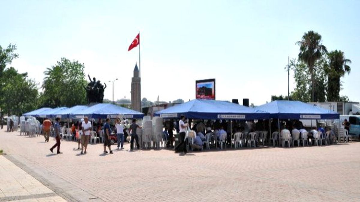 Cumhuriyet Meydanı\'nda Dev Ekranda Canlı Yayın