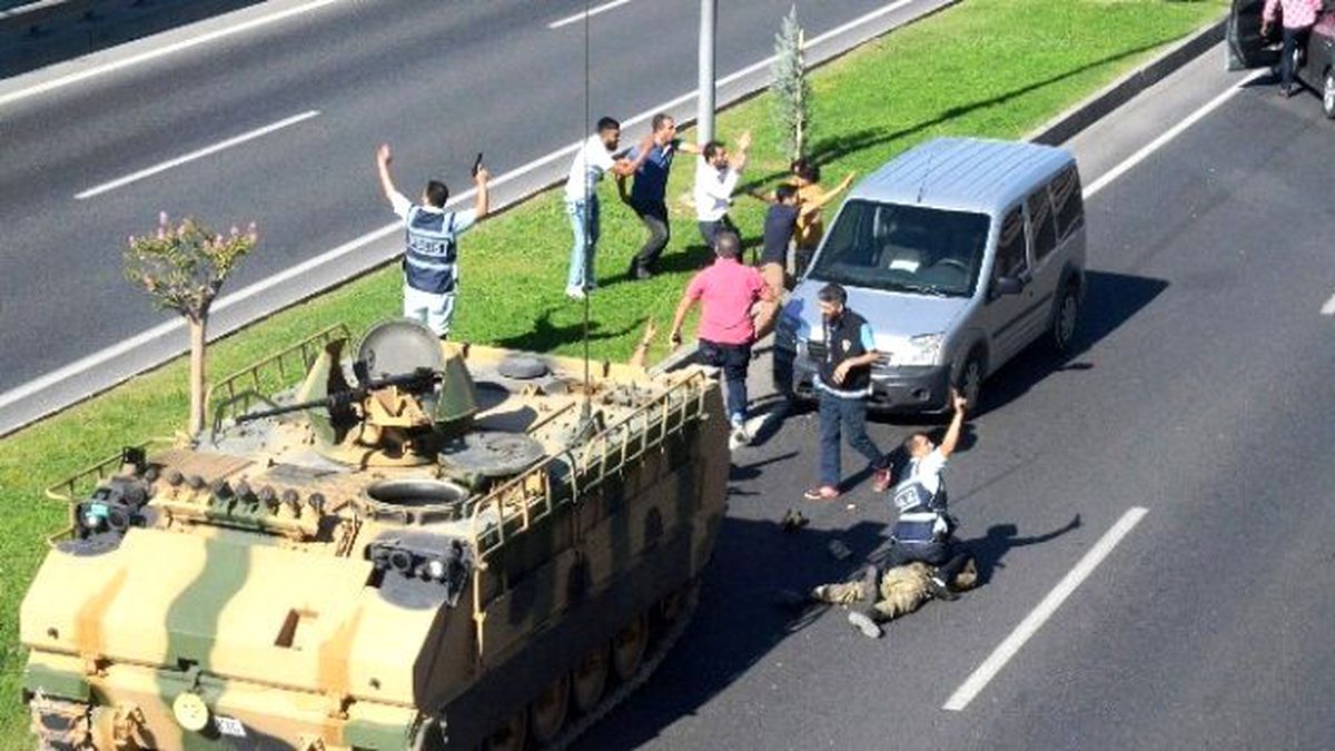Darbe Girişimi Yapmak İsteyen Askerleri Linçten Polis Kurtardı