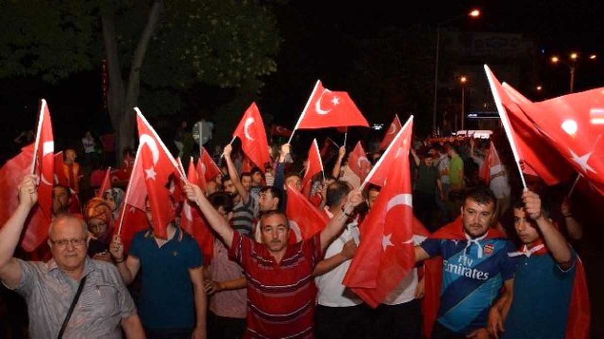 Darbe Girişimine Karşı Afyonkarahisarlılar Sokağa Döküldü