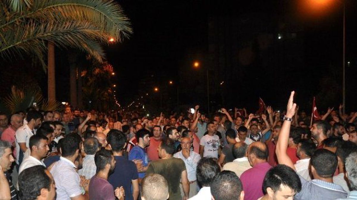 Darbe Girişimine Karşı Emniyet Müdürlüğü Önünde Nöbet