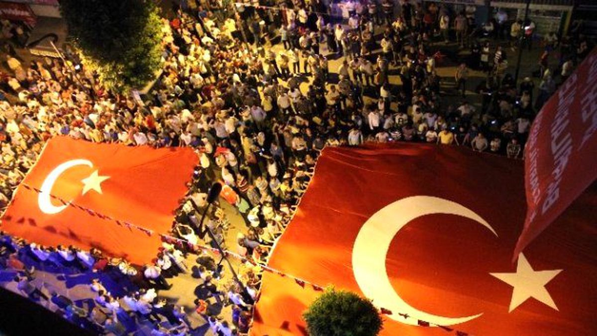 Darbe Girişimine Karşı Karabüklüler Sokağa Döküldü