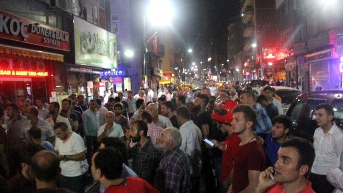 Darbe Girişimine Karşı Rize\'de Halk Sokağa Döküldü