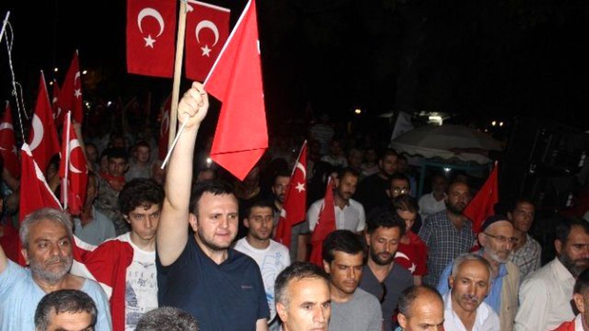 Darbe Girişimine Karşı Tekirdağlılar Sokakta Durmaya Devam Ediyor