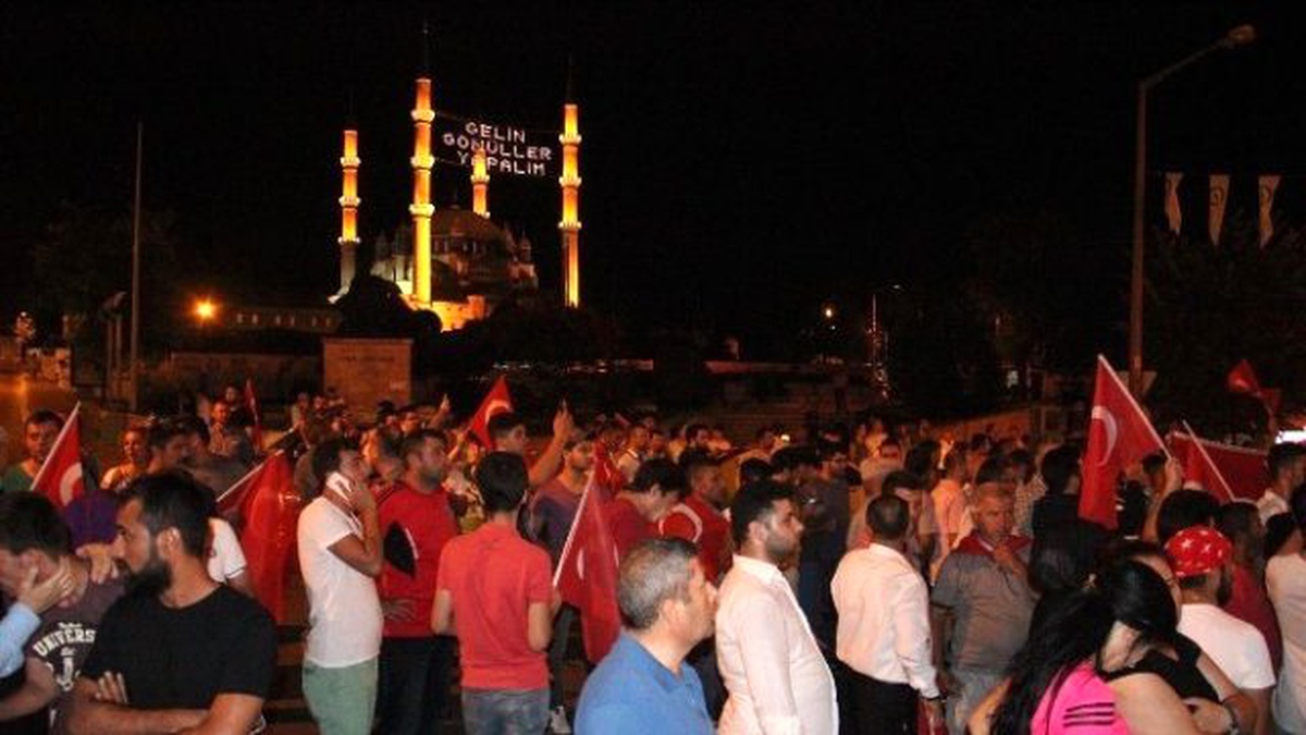 Darbe Girişimine Tepki İçin Edirne Halkı Sokağa Döküldü