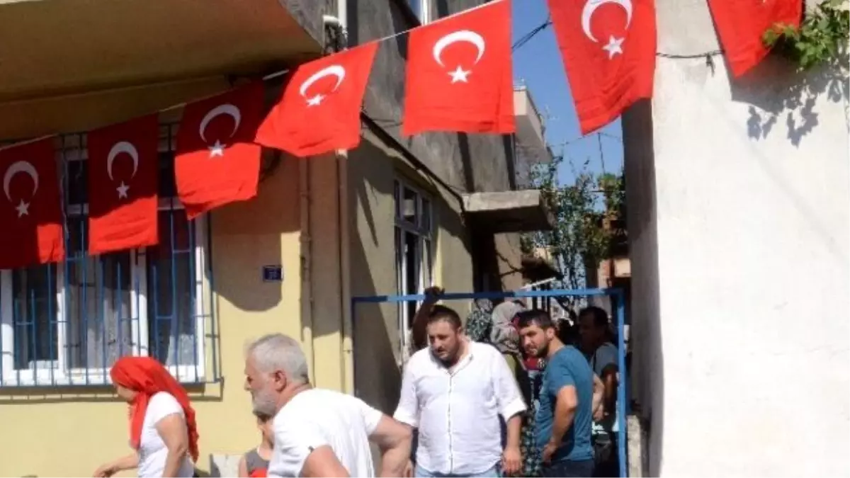 Darbeciler Tarafından Şehit Edilen Polisin Derince\'deki Baba Ocağına Ateş Düştü