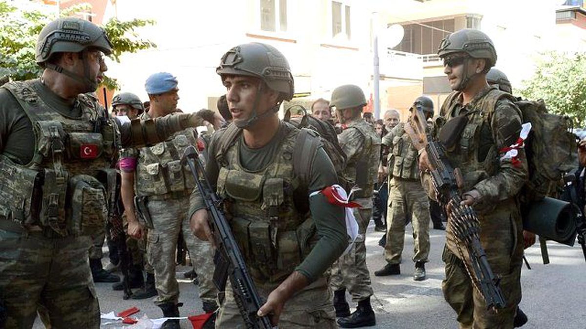 Darbeye Destek Vermeyen Asker ve Polisler Kırmızı Beyaz Bant Taktı