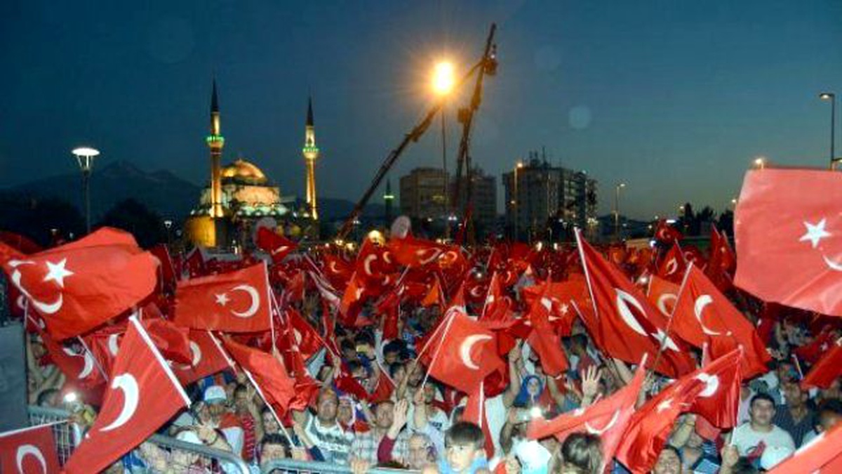 Demokrasi Nöbetinin İkinci Gününde Meydanlar Doldu Taştı