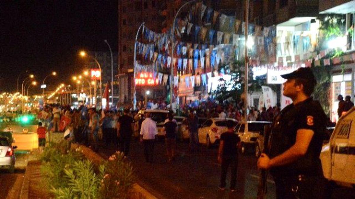 AK Parti İl Binasında Toplanan Partililere El Yapımı Patlayıcı Atıldı